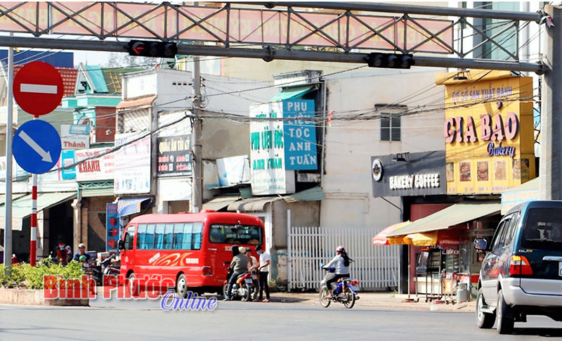 Ôtô đỗ đón khách cản trở giao thông