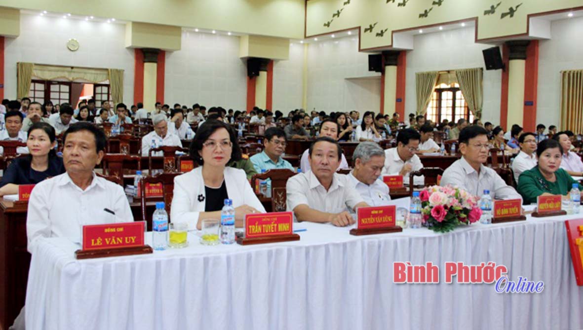 Các đồng chí trong Ban Thường vụ Tỉnh ủy và nguyên cán bộ lãnh đạo tỉnh dự hội nghịtại điểm cầu Bình Phước