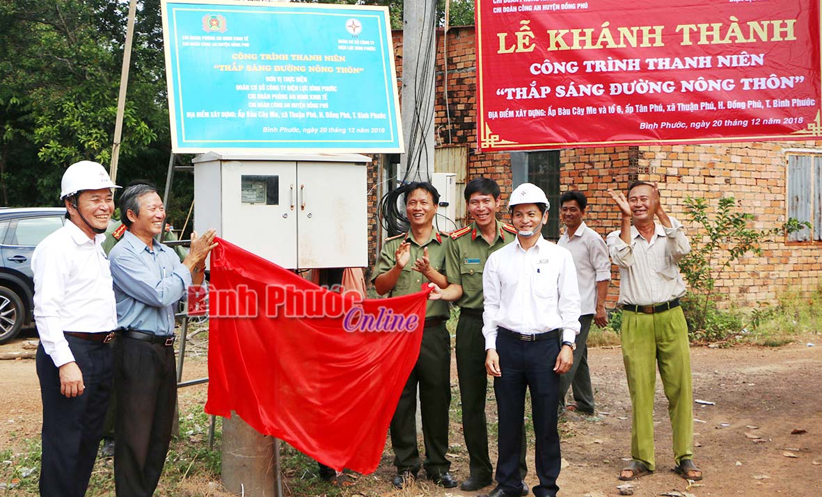 Bàn giao công trình “Thắp sáng đường nông thôn” cho Ban điều hành ấp Bàu Cây Me, xã Thuận Phú (Đồng Phú)