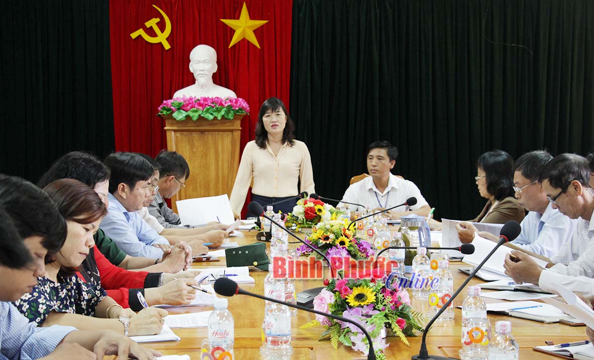 Phó chủ tịch UBMTTQVN tỉnh Lã Thị Thu Hương, trưởng đoàn giám sát phát biểu kết luận tại buổi làm việc với UBND huyện Lộc Ninh