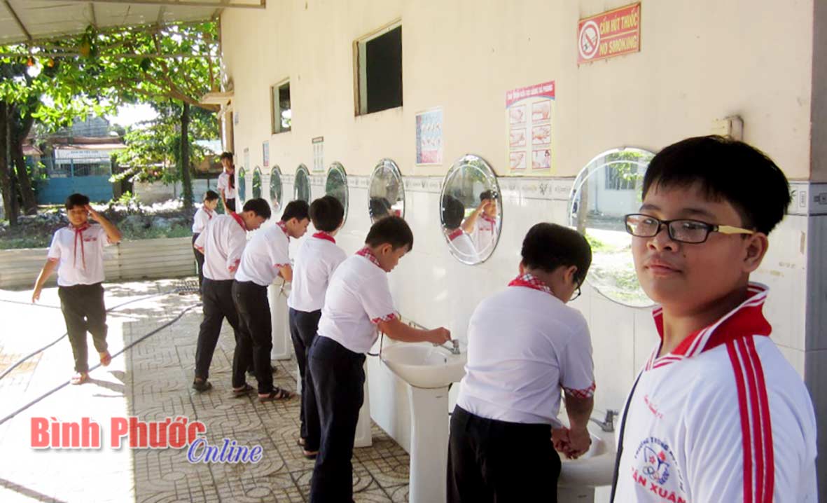 Khu vệ sinh nam Trường THCS Tân Xuân được cải tạo, nâng cấp, có mái che và rất sạch sẽ