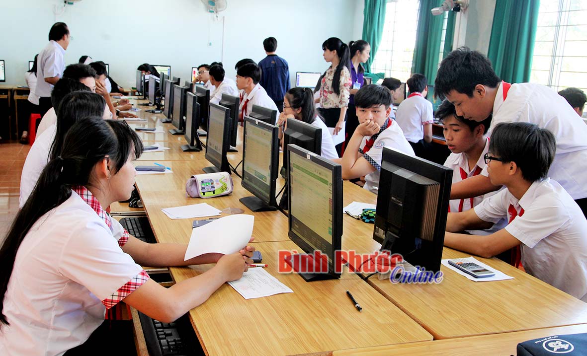 Học sinh thi các môn Toán, tiếng Anh, Vật lý... qua internet tại Trường THCS Tân Xuân (TP. Đồng Xoài) (ảnh minh họa) - K.B