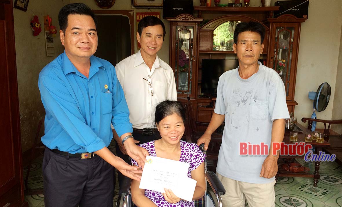 Lãnh đạo Liên đoàn Lao động thị xã tặng quà gia đình đoàn viên Nguyễn Thị Thêu