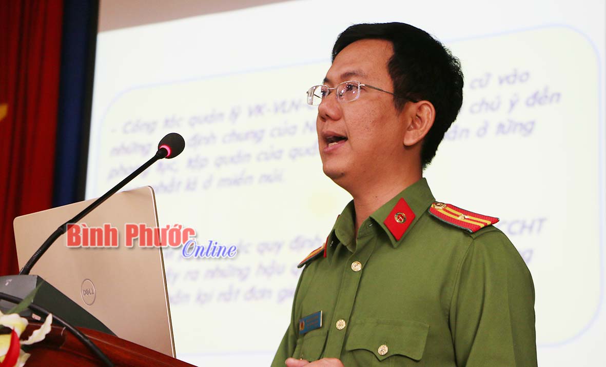Thiếu tá Nguyễn Văn Hải, Phó trưởng khoa QLNN về TTATXH Trường Đại học CSND giảng bài tại buổi tập huấn.