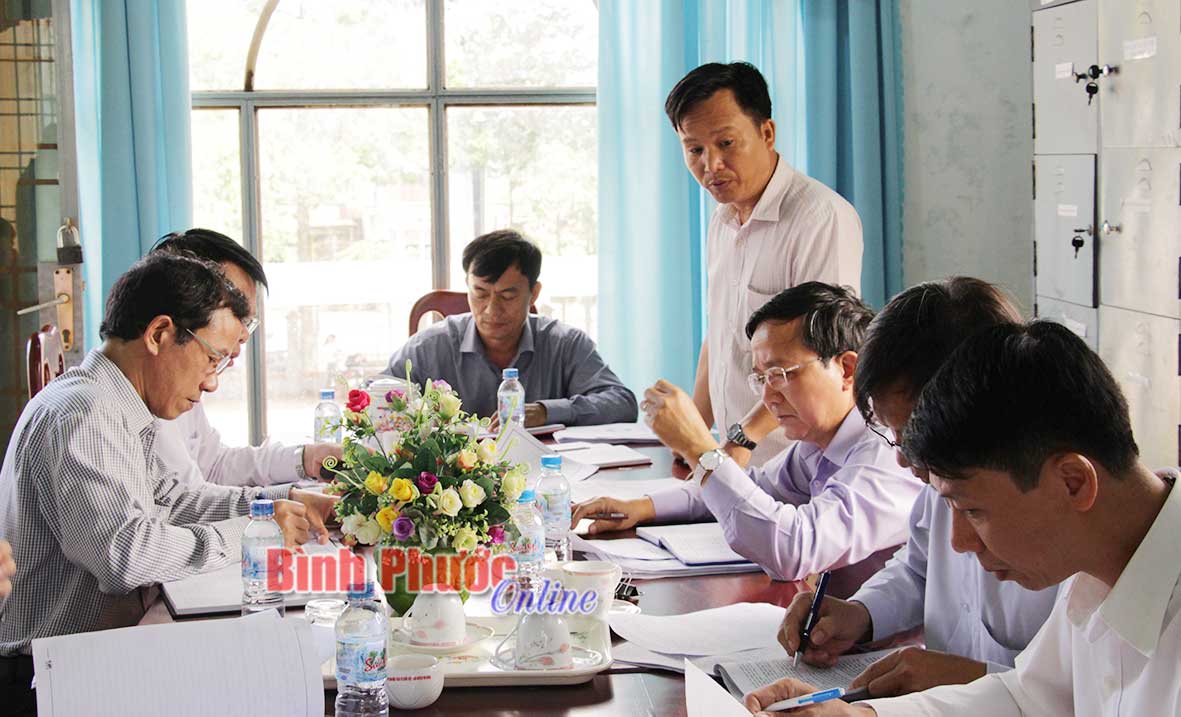 Lãnh đạo xã Phú Riềng báo cáo công tác chuẩn bị đại hội MTTQ xã với đoàn công tác