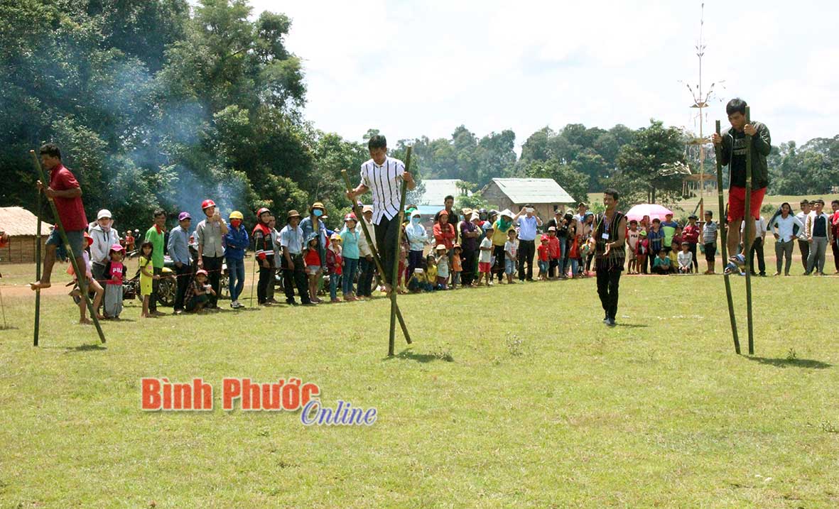 Đồng bào dân tộc Mạ, Mơnông tham gia trò chơi đi cà kheo tại lễ hội.