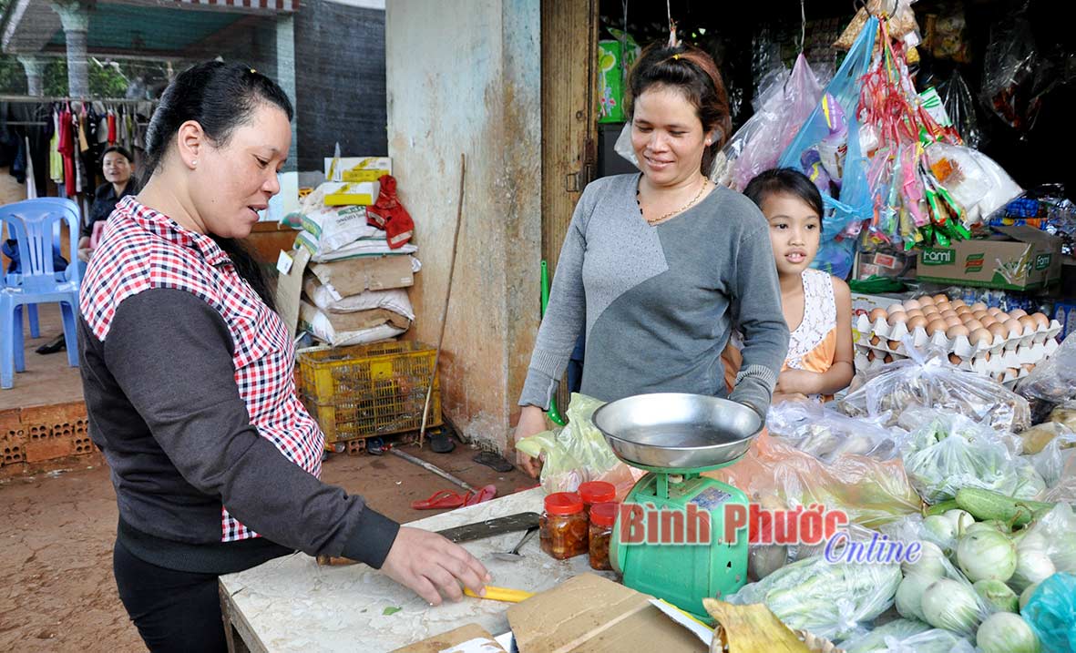 Từ vốn vay Ngân hàng chính sách, chị Thị Dung (xã Phước An) có điều kiện mở rộng kinh doanh