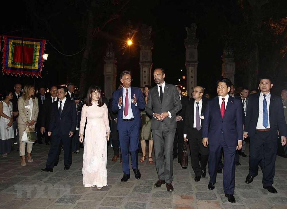 Thủ tướng Cộng hòa Pháp Édouard Philippe thăm Khu di tích Văn Miếu-Quốc Tử Giám. (Ảnh: Văn Điệp/TTXVN)