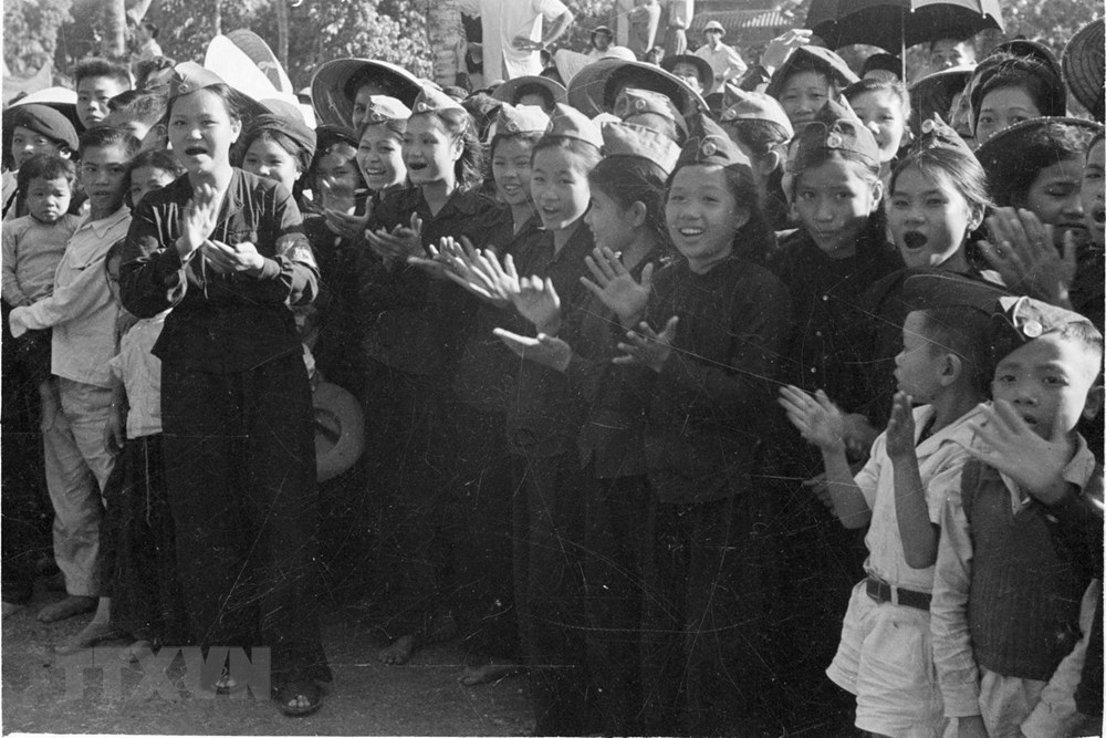 Nhân dân Thủ đô vui mừng đón Đoàn quân Giải phóng ngày 10/10/1954. (Ảnh: TTXVN)