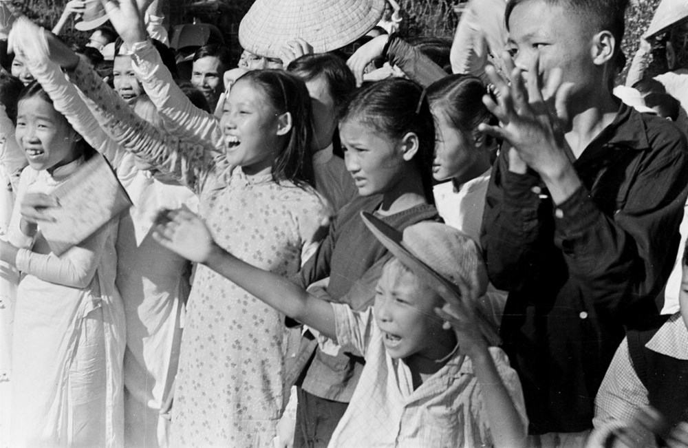 Nhân dân Thủ đô vui mừng đón Đoàn quân Giải phóng ngày 10/10/1954. (Ảnh: TTXVN)