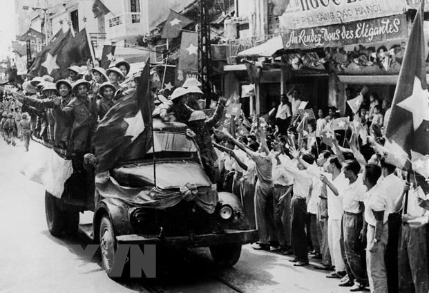 Đại đoàn quân Giải phóng từ các cửa ô tiến vào giải phóng Thủ đô ngày 10/10/1954. (Ảnh: Tư liệu TTXVN)