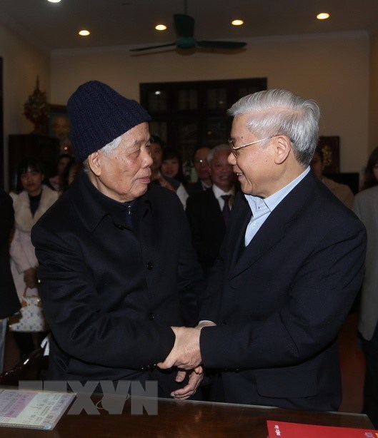 Tổng B&iacute; thư Nguyễn Ph&uacute; Trọng đến thăm, ch&uacute;c thọ nguy&ecirc;n Tổng B&iacute; thư Đỗ Mười, chiều 1/2/2016, tại H&agrave; Nội, nh&acirc;n dịp đồng ch&iacute; Đỗ Mười bước sang tuổi 100 với 76 năm tuổi Đảng. (Ảnh: Tr&iacute; Dũng/TTXVN)