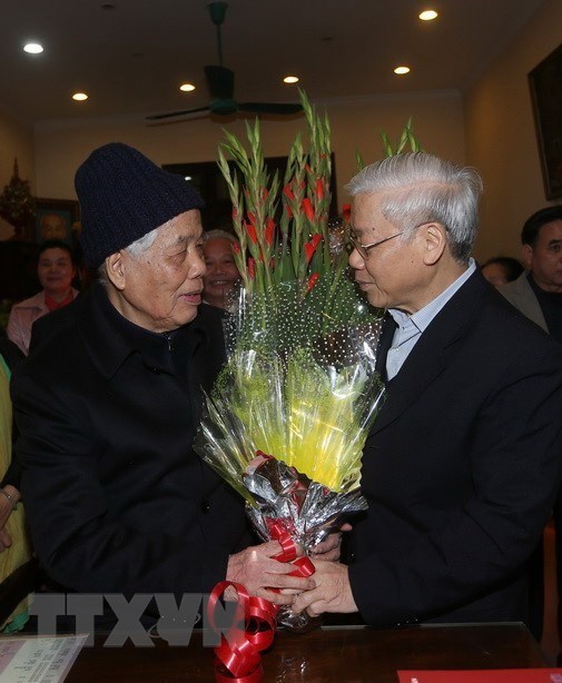 Tổng B&iacute; thư Nguyễn Ph&uacute; Trọng đến thăm, ch&uacute;c thọ nguy&ecirc;n Tổng B&iacute; thư Đỗ Mười, chiều 1/2/2016, tại H&agrave; Nội, nh&acirc;n dịp đồng ch&iacute; Đỗ Mười bước sang tuổi 100 với 76 năm tuổi Đảng. (Ảnh: Tr&iacute; Dũng/TTXVN)