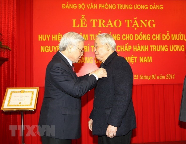 Tổng B&iacute; thư Nguyễn Ph&uacute; Trọng trao tặng Huy hiệu 75 năm tuổi Đảng cho nguy&ecirc;n Tổng B&iacute; thư Đỗ Mười, chiều 25/1/2014, tại Trụ sở Trung ương Đảng. (Ảnh: Tr&iacute; Dũng/TTXVN)