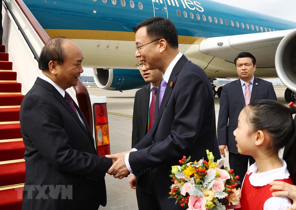 Quan chức Trung Quốc đón Thủ tướng Nguyễn Xuân Phúc tại sân bay Hồng Kiều, Thượng Hải. (Ảnh: Thống Nhất/TTXVN)