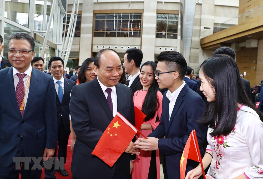 Kiều bào Việt Nam ở Trung Quốc tại lễ đón Thủ tướng Nguyễn Xuân Phúc. (Ảnh: Thống Nhất/TTXVN)