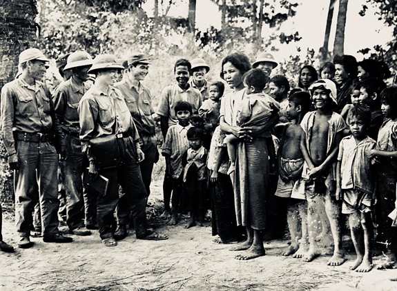 Đoàn công tác Quân tình nguyện Việt Nam đến thăm, cứu trợ đồng bào Campuchia ngay sau khi đất nước Campuchia thoát khỏi chế độ diệt chủng. Ảnh: QĐND