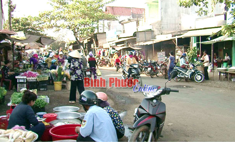 Có chợ, người dân vẫn ra đường mua bán