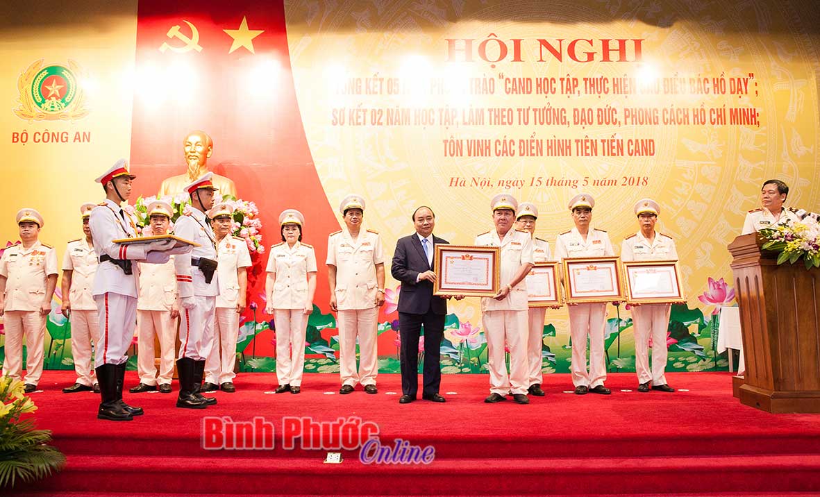 Thủ tướng Ch&iacute;nh phủ Nguyễn Xu&acirc;n Ph&uacute;c trao tặng danh hiệu Chiến sĩ thi đua to&agrave;n quốc cho Đại t&aacute; Trần Thắng Ph&uacute;c, Gi&aacute;m đốc C&ocirc;ng an tỉnh B&igrave;nh Phước