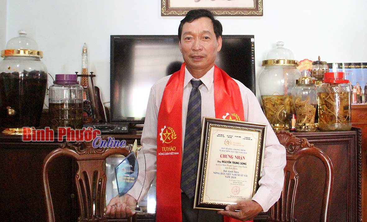 Anh Nguyễn Trung Song là một trong 63 nông dân xuất sắc năm 2018 được chương trình “Tự hào nông dân Việt Nam” tôn vinh, Trung ương Hội Nông dân Việt Nam tặng bằng khen