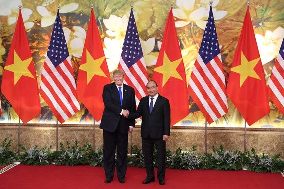 Thủ tướng Nguyễn Xu&acirc;n Ph&uacute;c đ&oacute;n Tổng thống Hoa Kỳ Donald Trump.