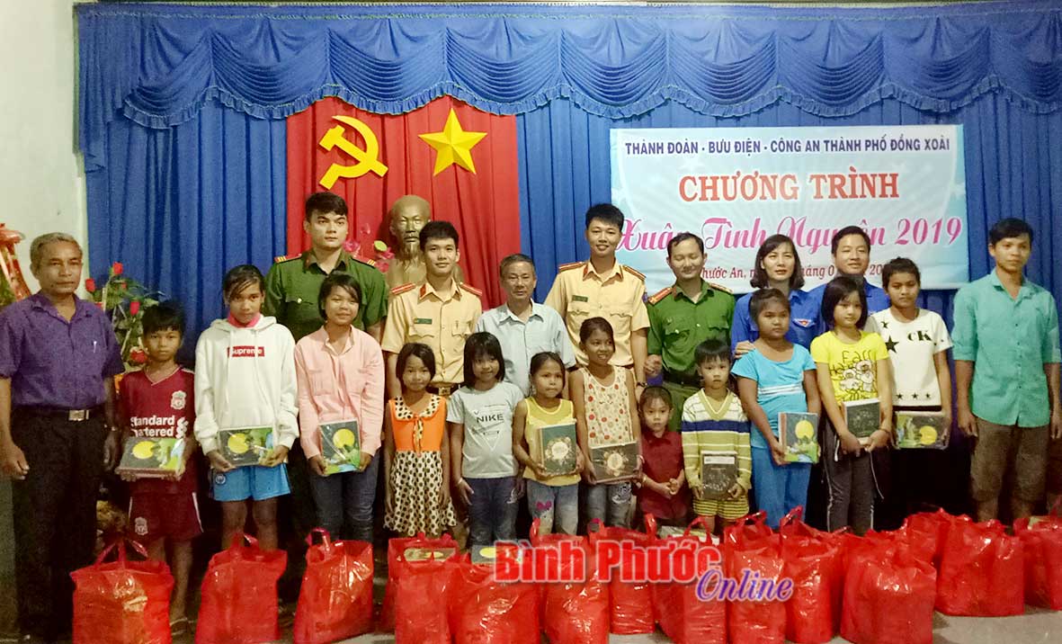 Học sinh nghèo, khó khăn lớp học tình thương tại phường Tân Xuân được nhận quà tết từ chương trình Xuân tình nguyện của Thành đoàn Đồng Xoài