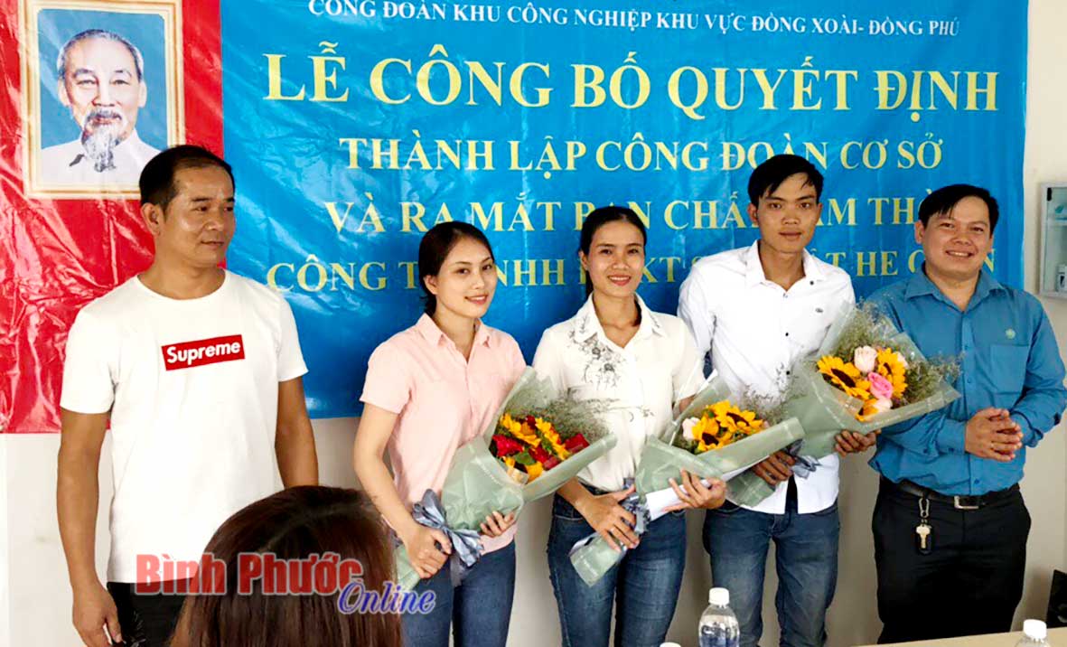 Chủ tịch Công đoàn KCN khu vực Đồng Xoài - Đồng Phú Trần Bá Lợi cùng Giám đốc sản xuất công ty Chayng tặng hoa và trao quyết định chỉ định Ban Chấp hành lâm thời công đoàn