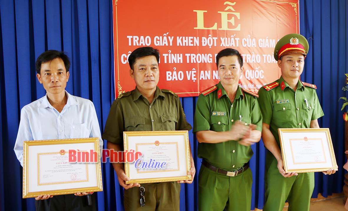 Thiếu t&aacute; Nguyễn Văn Tr&agrave; , Ph&oacute; trưởng Ph&ograve;ng X&acirc;y dựng phong tr&agrave;o To&agrave;n d&acirc;n bảo vệ an ninh Tổ quốc C&ocirc;ng an tỉnh trao giấy khen tặng 3 c&aacute; nh&acirc;n