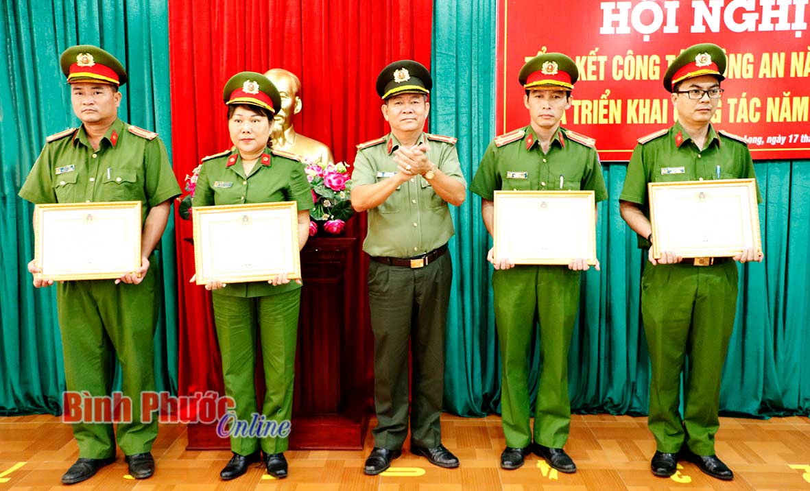 Đại tá Lê Văn Nước, Trưởng công an thị xã Phước Long trao danh hiệu “Đơn vị quyết thắng” cho các tập thể