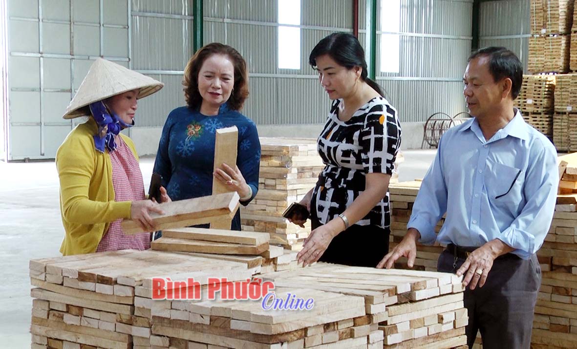 Với quy mô 3 ha, doanh nghiệp sản xuất gạch, gỗ Hoàng Gia tạo việc làm cho khoảng 100 lao động thường xuyên và thời vụ. Trong ảnh: Lnh đạo Huyện ủy Hớn Quản thăm doanh nghiệp Hoàng Gia 