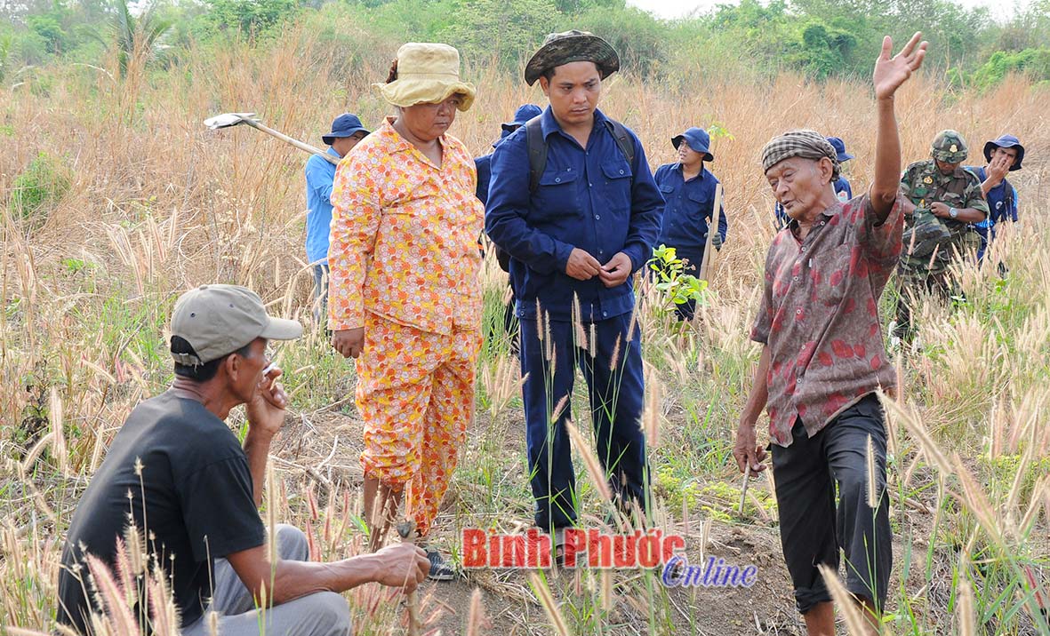 Các nhân chứng người Campuchia chỉ tọa độ và nơi chôn cất hài cốt quân tình nguyện Việt Nam hy sinh tại huyện Kratie, tỉnh Kratie, Vương quốc Campuchia cho Đội K72, Bộ CHQS tỉnh Bình Phước - Ảnh: Hoàng Thu