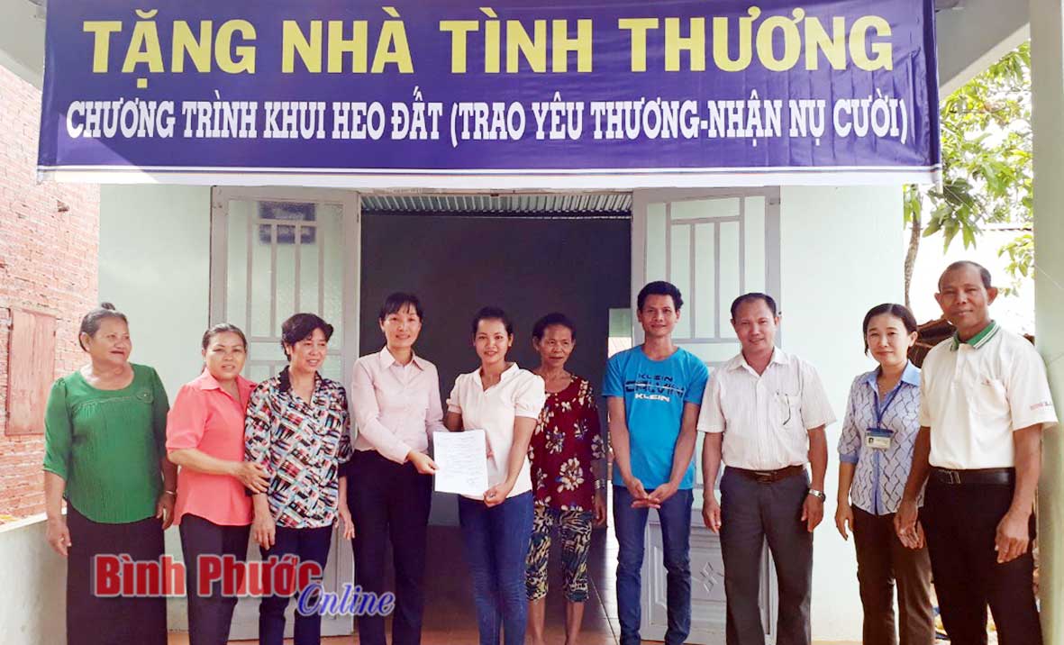 Hội Liên hiệp Phụ nữ xã Tân Hưng bàn giao nhà tình thương cho hộ chị Thị Oanh, Chi hội ấp Hưng Phát
