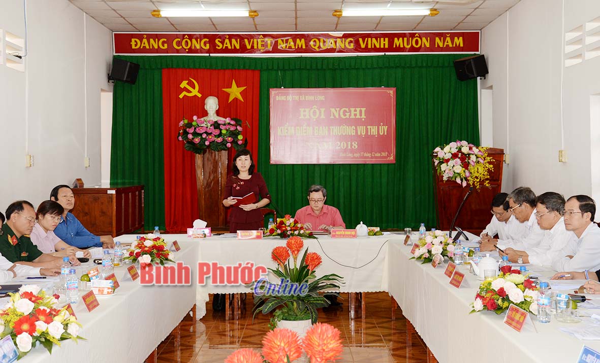 Đồng chí Huỳnh Thị Hằng, Ủy viên Ban Thường vụ Tỉnh ủy, Phó chủ tịch UBND tỉnh chỉ đạo tại hội nghị kiểm điểm Ban Thường vụ Thị ủy Bình Long năm 2018
