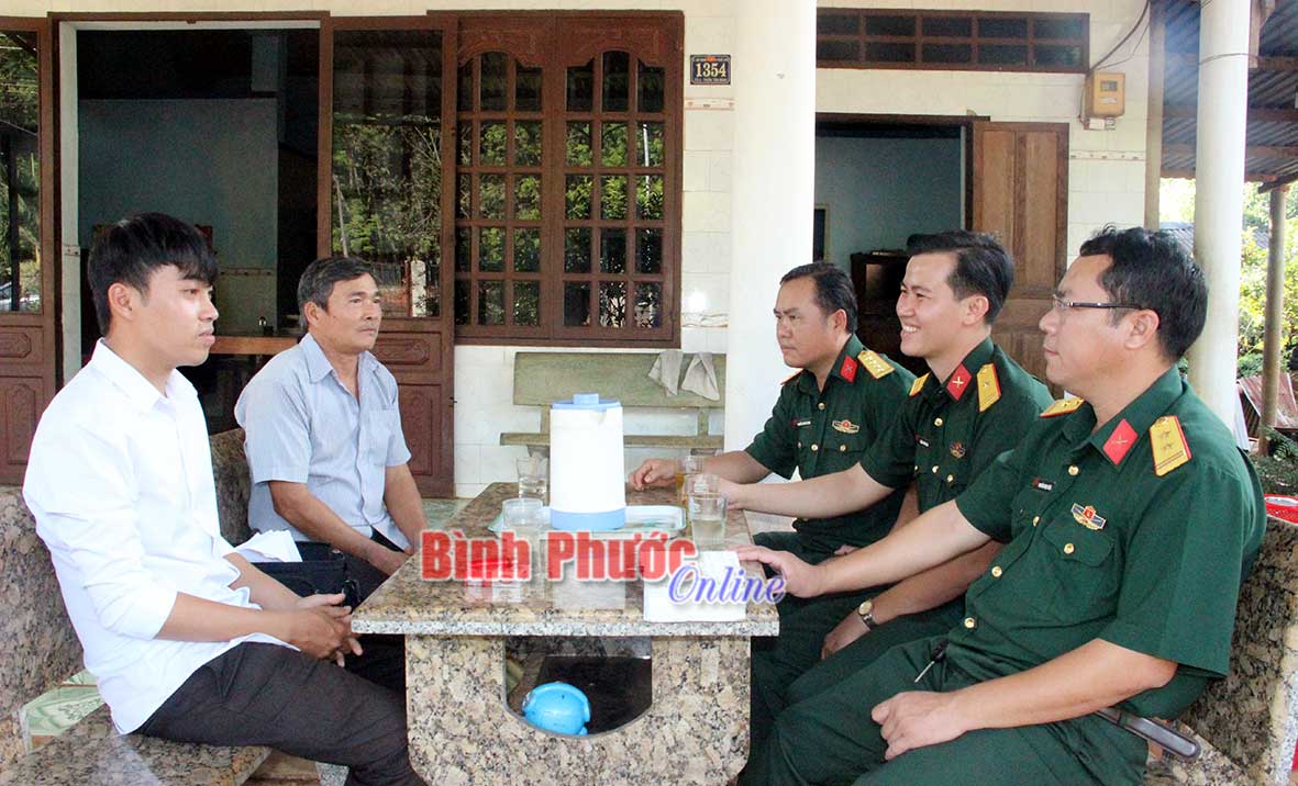 Thanh niên Phan Trọng Tới (bìa trái), trú xã Bù Nho, huyện Phú Riềng tự hào về truyền thống cách mạng của gia đình, nguyện sẽ hoàn thành tốt nhiệm vụ tại ngũ