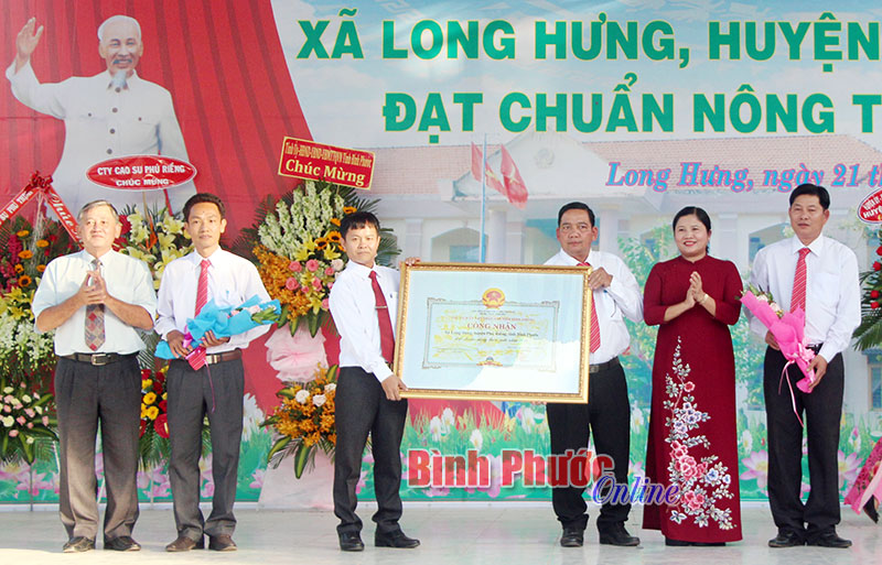 Long Hưng đón bằng công nhận đạt chuẩn NTM