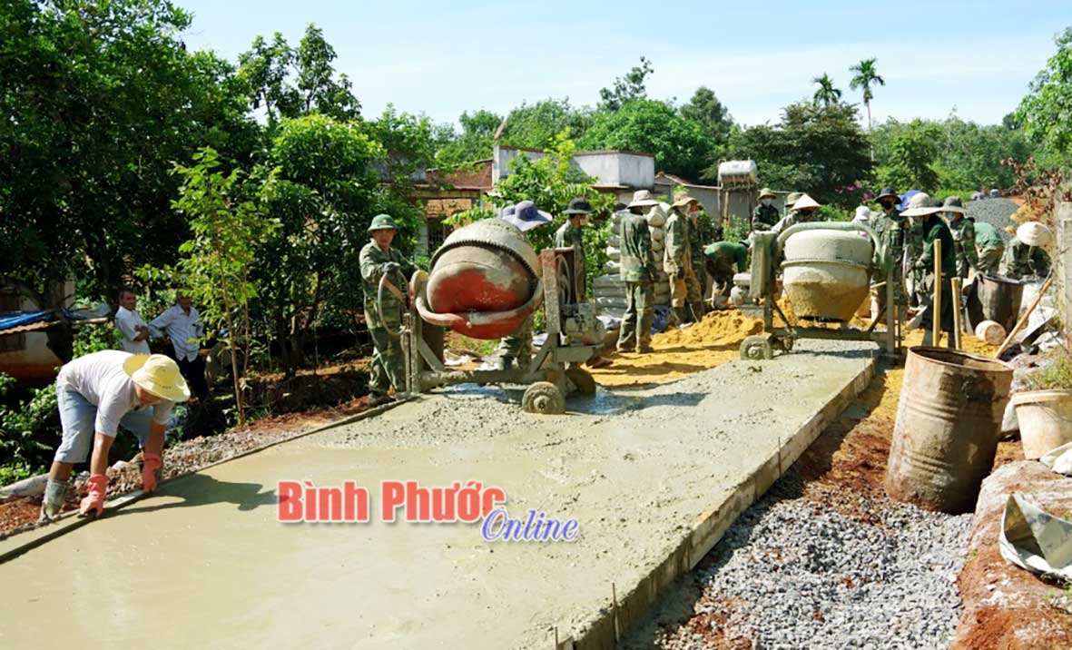 Cán bộ, chiến sĩ Tiểu đoàn Huấn luyện - Cơ động tham gia làm đường giao thông nông thôn tại xã Lộc Tấn, huyện Lộc Ninh