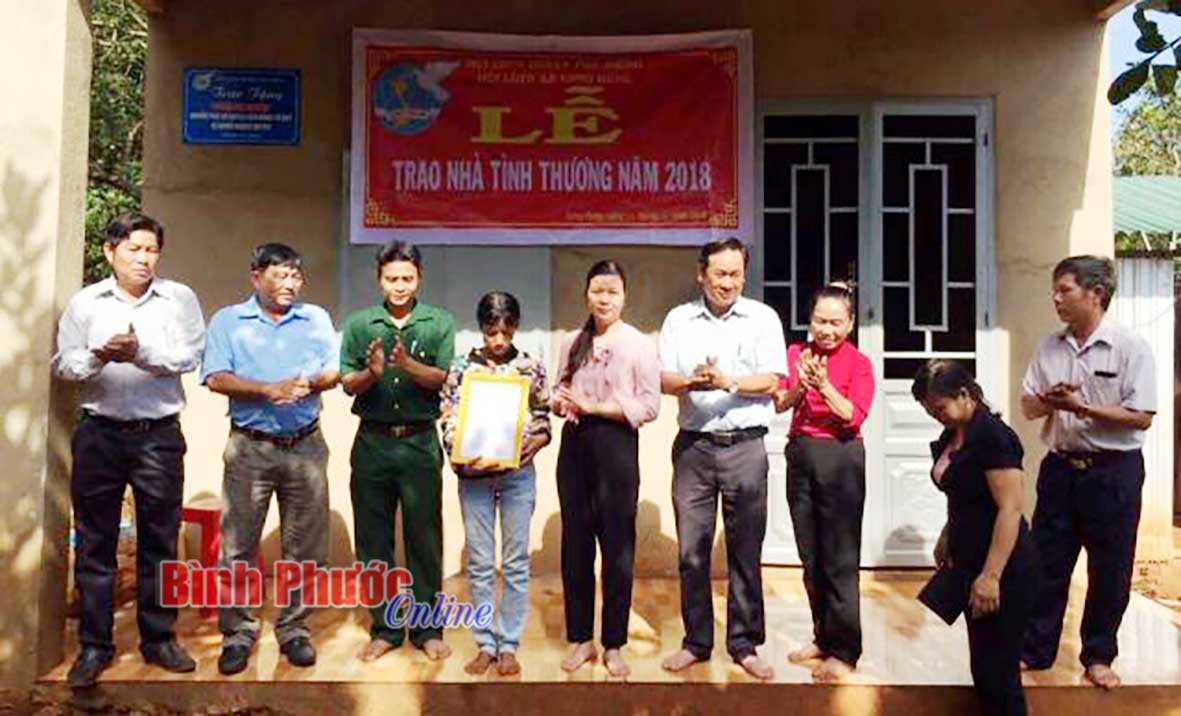 Hội Liên hiệp Phụ nữ huyện trao nhà tình thương cho hộ nghèo tại xã Long Hưng