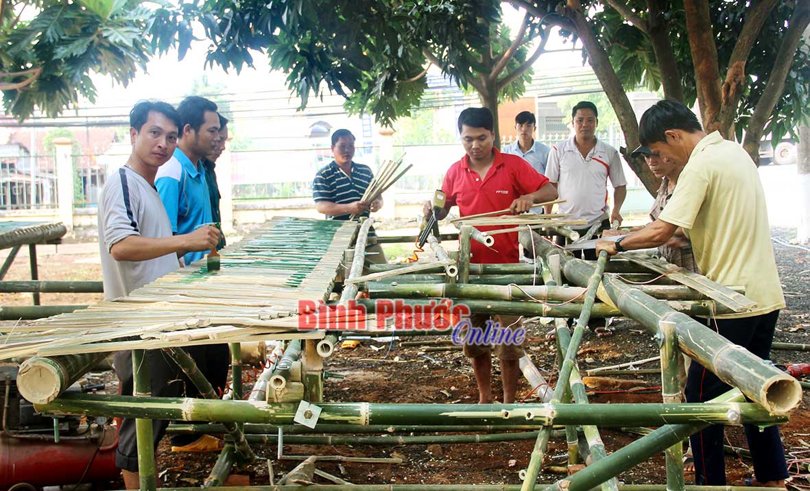 Đo&agrave;n vi&ecirc;n, thanh ni&ecirc;n tr&ecirc;n địa b&agrave;n huyện B&ugrave; Gia Mập s&ocirc;i nổi l&agrave;m trại tham gia hội trại giao qu&acirc;n năm 2019 - Ảnh: Q.M