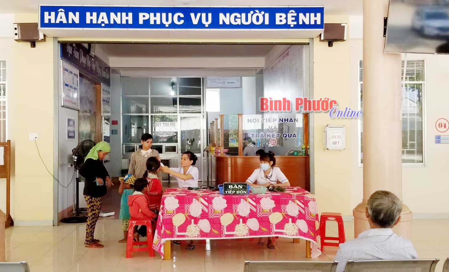 Người dân được hướng dẫn tận tình khi đến khám bệnh tại Trung tâm Y tế thị xã Phước Long
