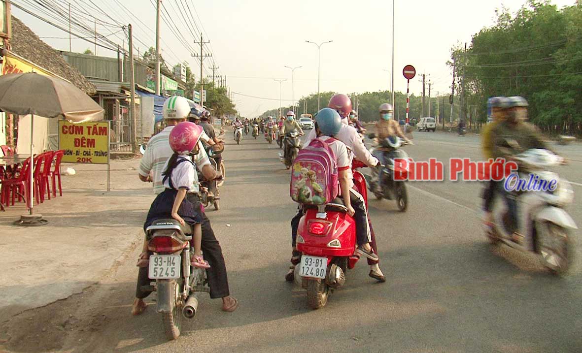 Phụ huynh đưa đón con bất chấp nguy hiểm chạy ngược chiều trên quốc lộ 13 đoạn qua xã Minh Hưng (Chơn Thành)