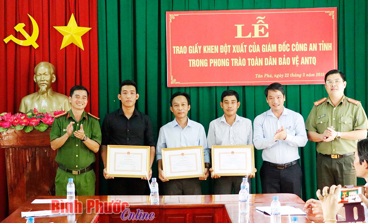 Từ trái qua, các anh: Nguyễn Tấn Dũng, Trần Đăng Khanh và Lý Duy Khánh nhận giấy khen của Giám đốc Công an tỉnh