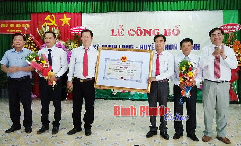 Minh Long đón bằng công nhận đạt chuẩn nông thôn mới