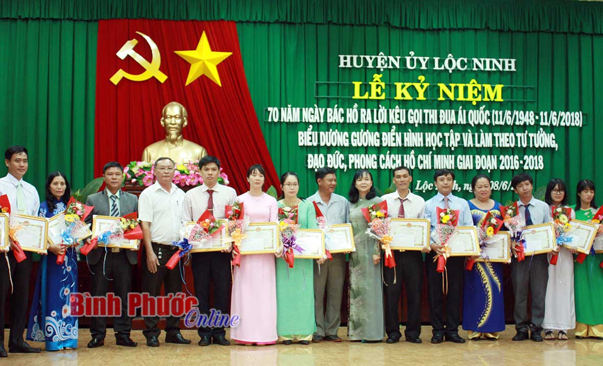 Các trí thức tiêu biểu trong học tập và làm theo Bác ở huyện Lộc Ninh được tuyên dương - Ảnh: Văn Hùng