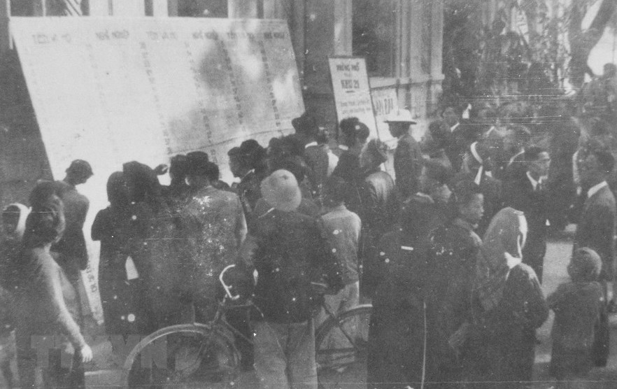 Ch&iacute;nh trị - Những h&igrave;nh ảnh Ng&agrave;y Tổng tuyển cử đầu ti&ecirc;n c&aacute;ch đ&acirc;y 73 năm (H&igrave;nh 4).