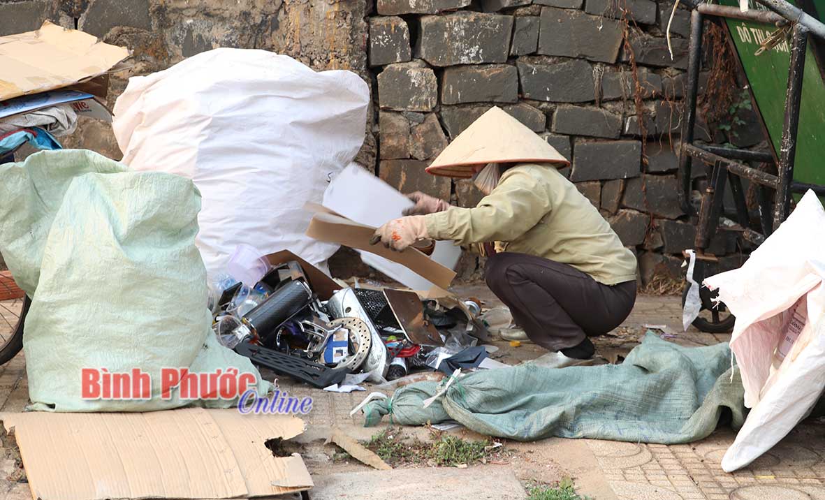 Một phụ nữ thu mua ve chai để kiếm sống.