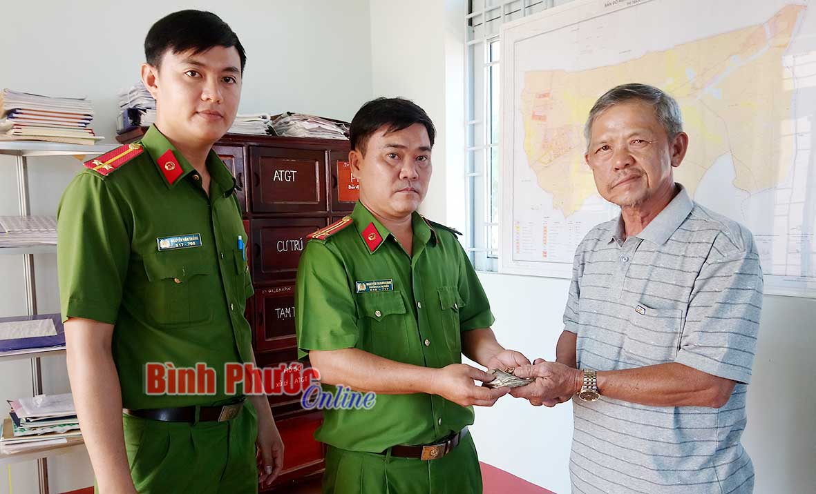 Công an thị trấn Thanh Bình trao trả tài sản cho bị hại