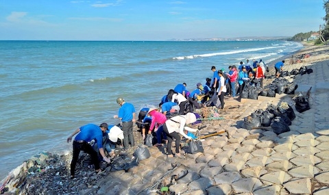 Ra quân làm sạch bờ biển ở Ninh Thuận - Ảnh tư liệu