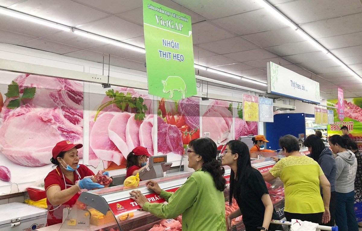 Người tiêu dùng ưu tiên mua thịt lợn an toàn tại siêu thị. (Ảnh: Mỹ Phương/TTXVN)

