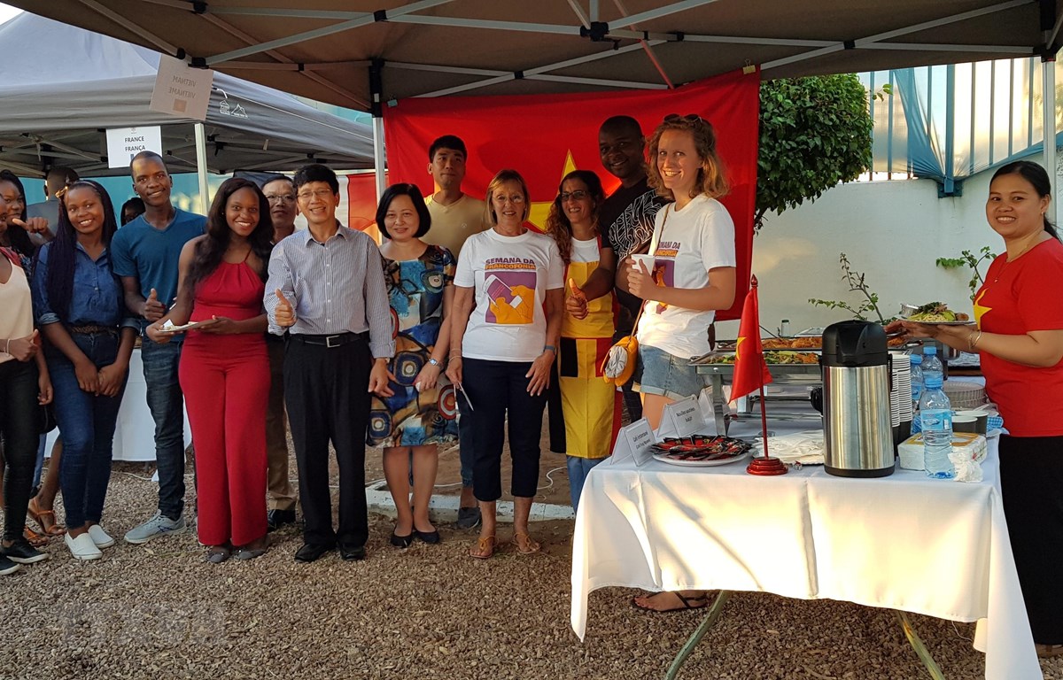Đại sứ quán Việt Nam tại Mozambique quảng bá ẩm thực nhân Tuần lễ Pháp ngữ 3-2019 tại Trung tâm Văn hóa Pháp – Mozambique. (Ảnh: Đình Lượng/TTXVN)

