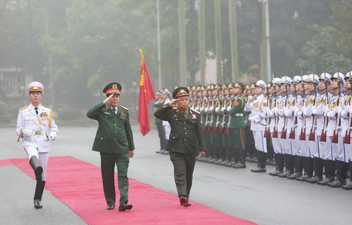 Đại tướng Lương Cường và Trung tướng Thongloi Silivong duyệt đội danh dự. (Ảnh: Dương Giang/TTXVN)